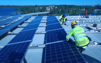 Oulun kattopalvelu on aloittanut yhteistyön Oulun Energian kanssa aurinkopaneelien asennuksessa. Kesän ensimmäinen kohde on Oulun kaupungin pääkirjasto.